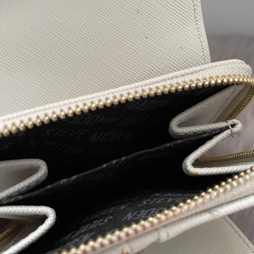 🎁GIFTED🎁✨Steve Madden Tri-Fold Wallet with Coin Zipper area ✨NEW - Picture 5 of 7